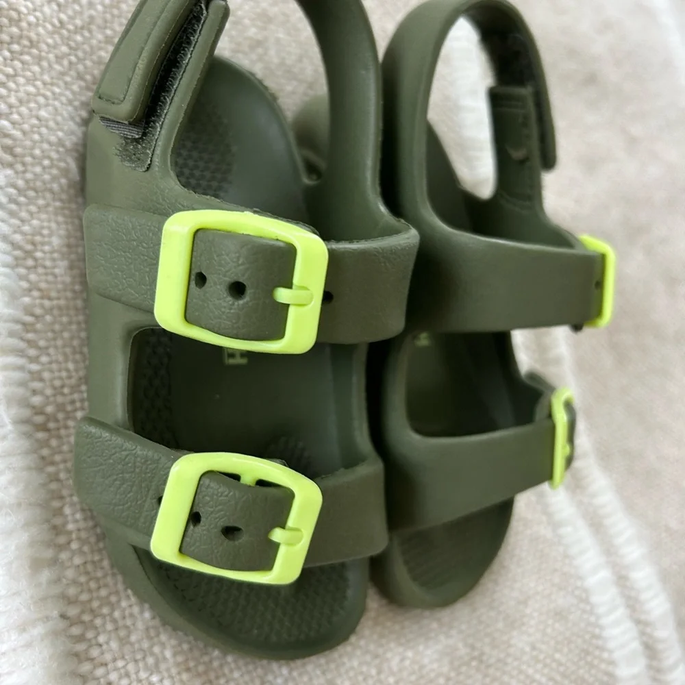 Hush Puppies Kids Green Sandals with Bright Buckles Sz 7